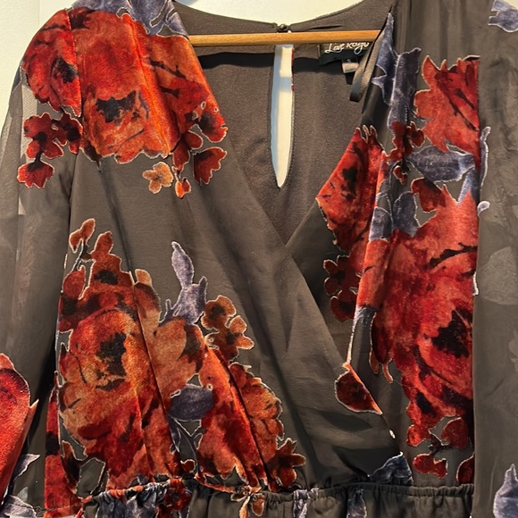 Love Reign Dressy floral shorts romper. - Picture 5 of 7